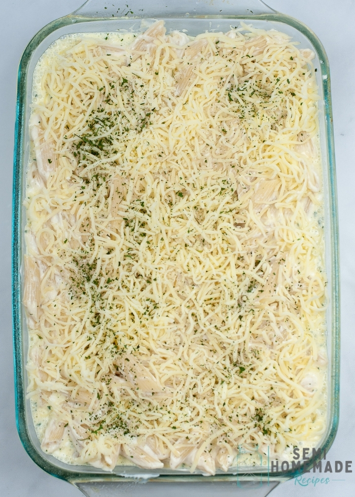 Spread mozzarella cheese and parsley over the pasta