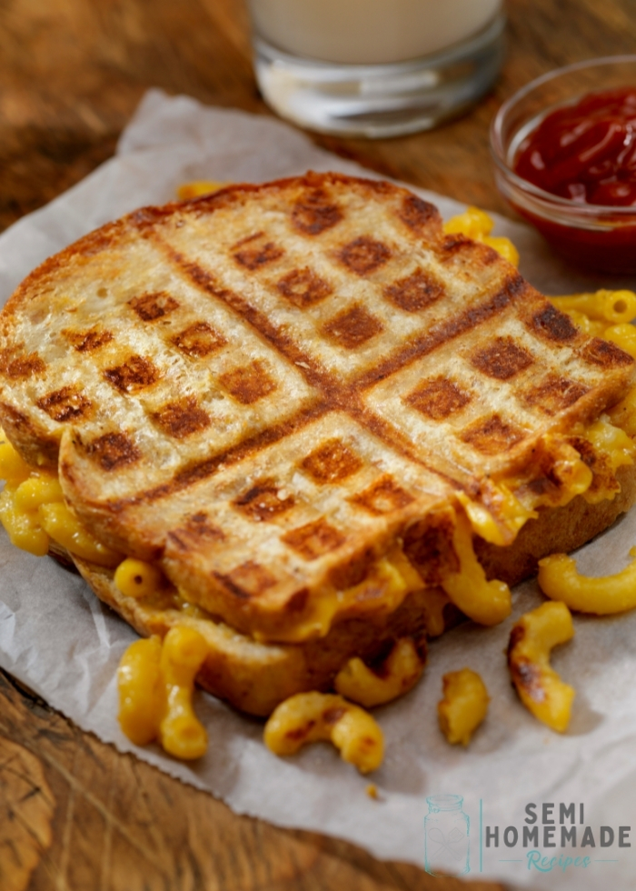 Mac and cheese grilled cheese