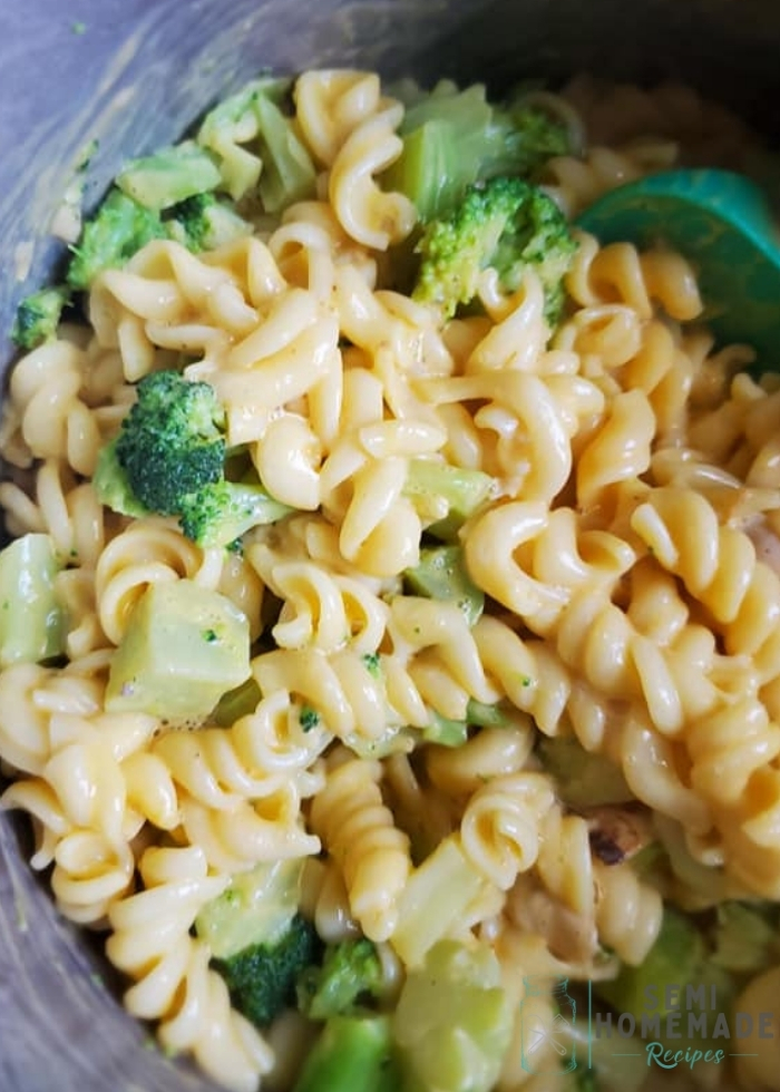mix together broccoli , cooked Rotini pasta with cheese sauce and chicken