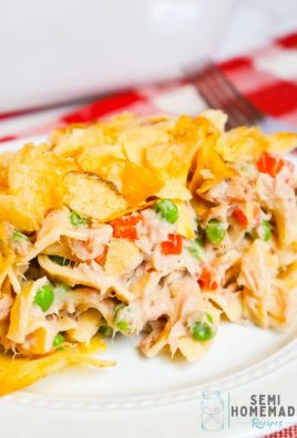 SERVING OF EASY TUNA NOODLE CASSEROLE ON A WHITE PLATE