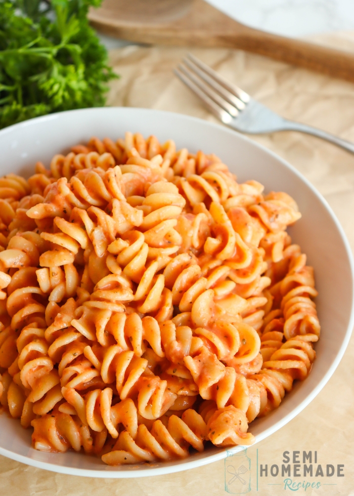 In just a few simple steps and with only 6 ingredients, you can create a delicious rotini dish that will wow your taste buds. Whether you're cooking for yourself, your family, or hosting a gathering, this recipe is a winner. Don't waste time on complex recipes when you can have a satisfying meal on the table in no time. 